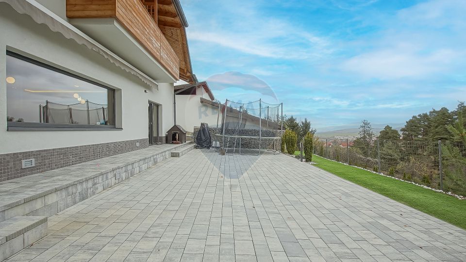 Vila moderna cu vedere spre padure Poiana Angelescu