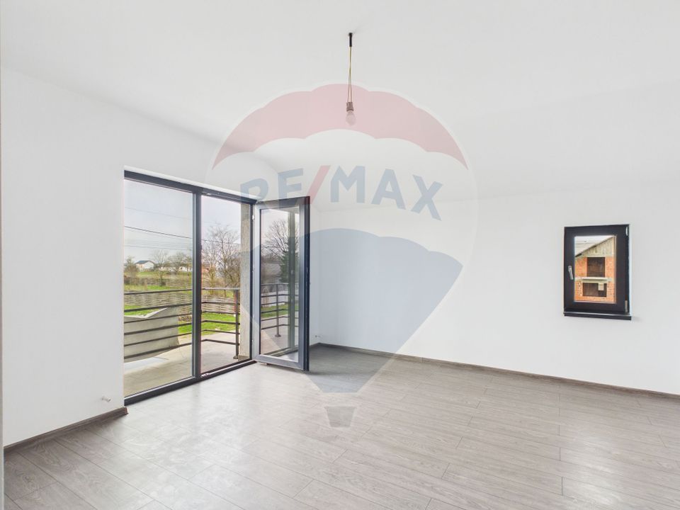 Modern 5 bedroom villa GF+1 for sale in Crevedia