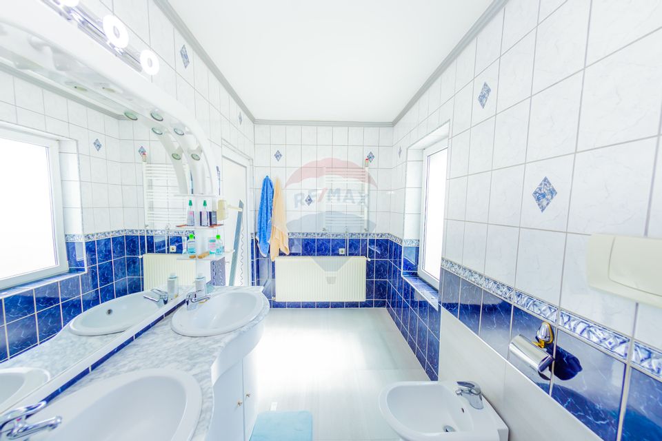 Casă cu 7 camere de vânzare la drumul principal cu 2 intrari