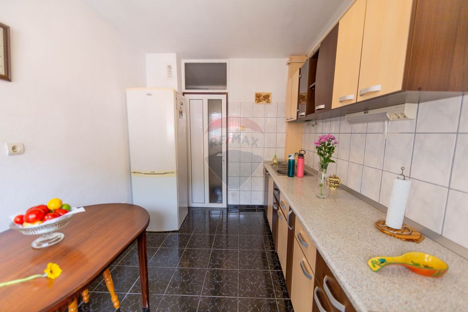 Apartament spațios de vânzare cu 4 camere, 2 băi și beci, Răcădău