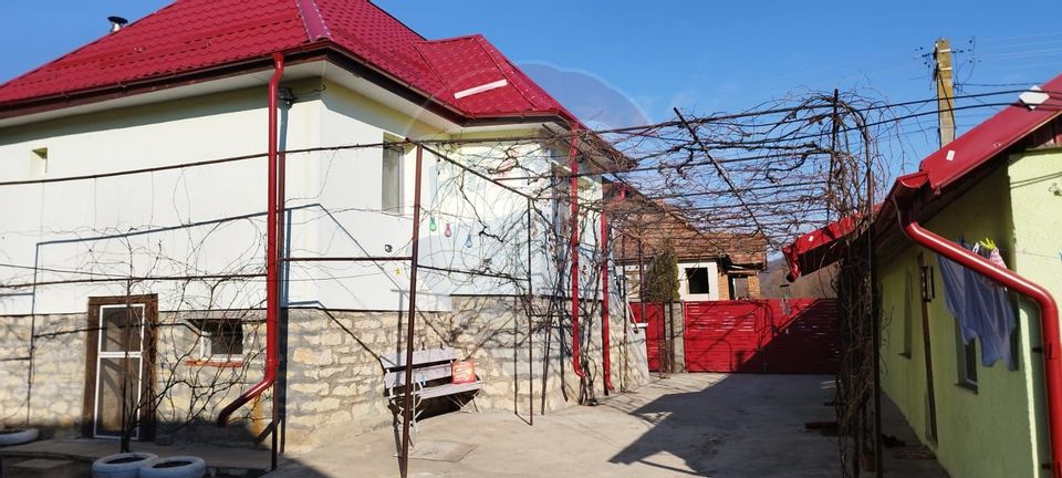 Casă /vilă de vânzare cu teren 1352 mp. central  loc. Petrindu / Sălaj