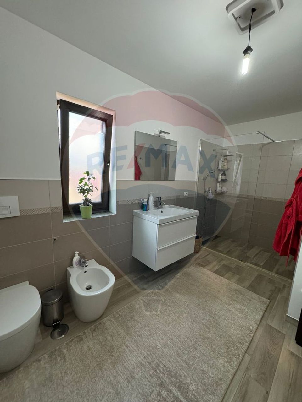 Casă / Vilă deosebită în Golești S+P+1E