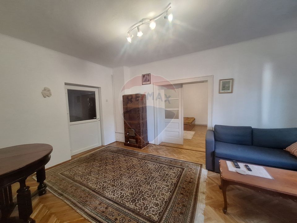 doua case de vanzare in aceeasi curte, în zona Sub Arini