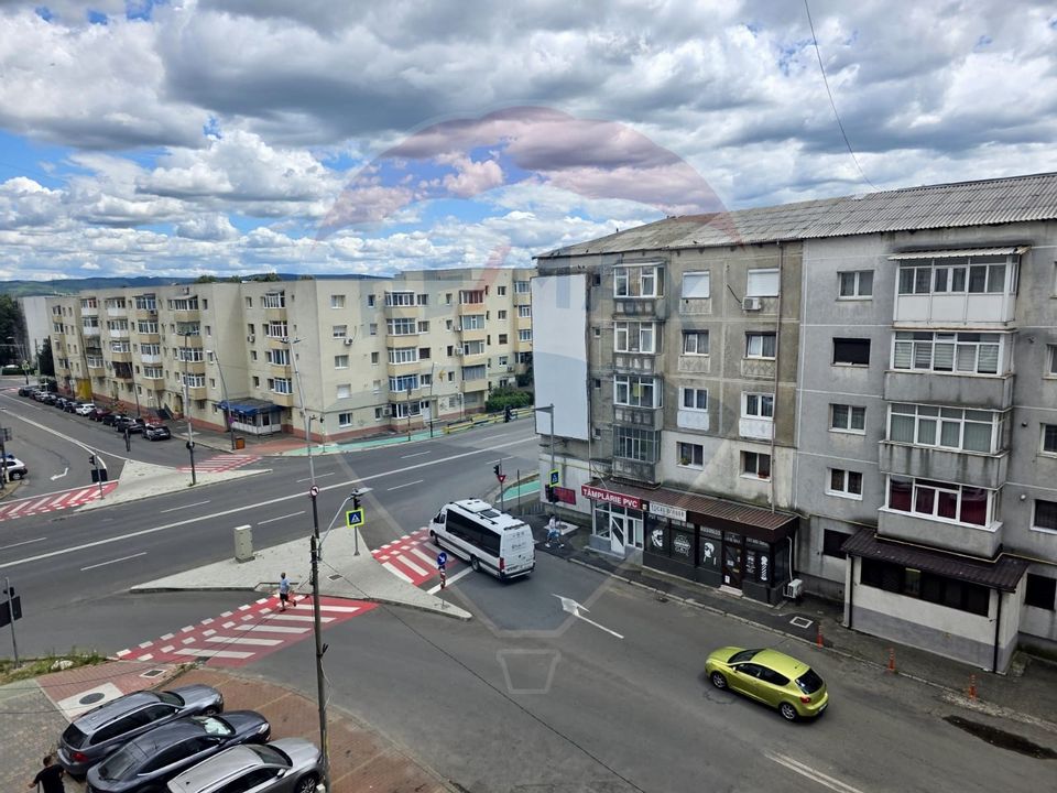 Apartament cu 3 camere decomandat de vânzare, zona Orizont