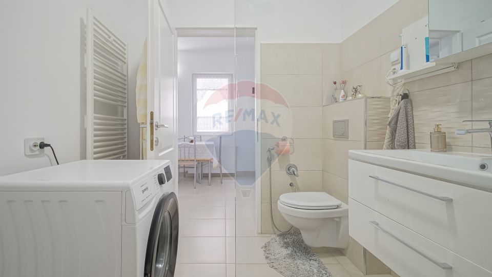 Casă falnică, curte individuală, langă Piața Unirii, în inima Scheilor