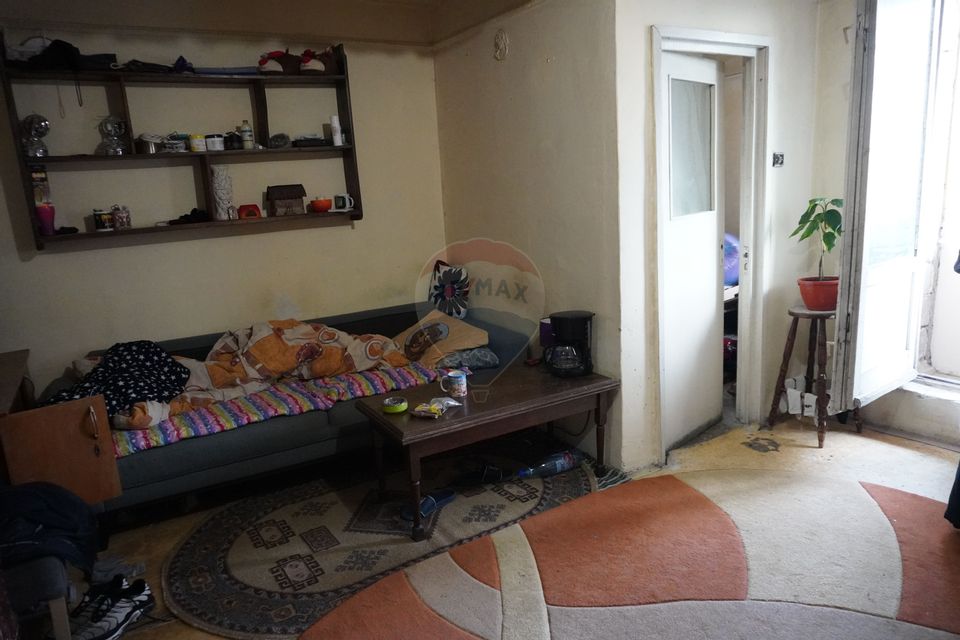 Garsonieră luminoasă și bine compartimentată,