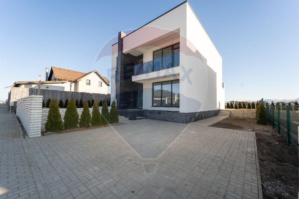 Casă Modernă de Vânzare în Sânpetru