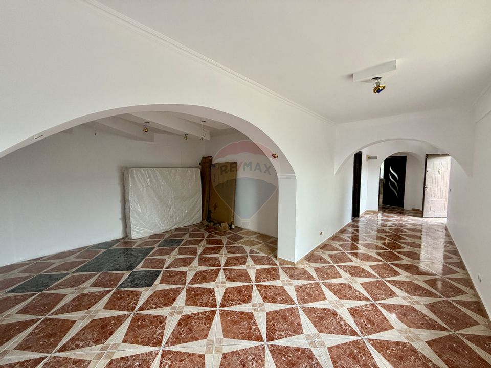 Casă / Vilă cu 8 camere