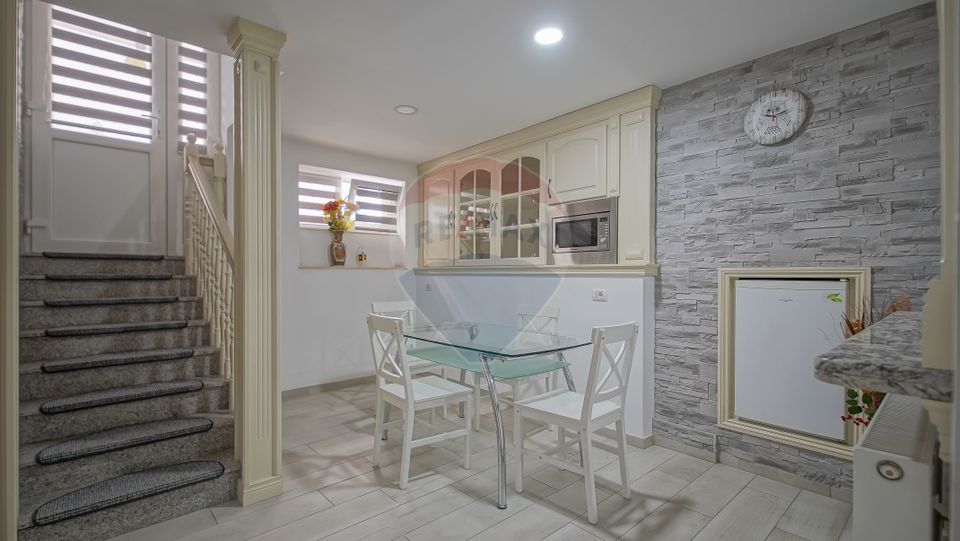 8 room House / Villa for sale, Aurel Vlaicu area