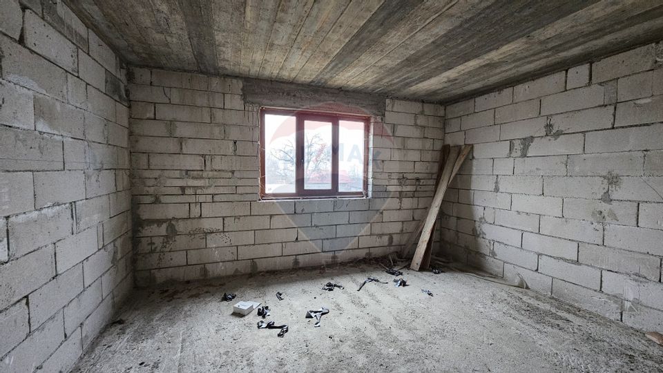 Casă / Vilă cu 12 camere, teren intravilan de 2869mp în Siminicea, SV