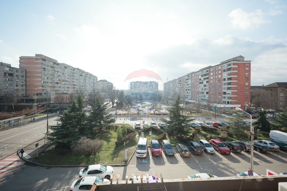 Apartament cu 3 camere de închiriat, în zona Rogerius