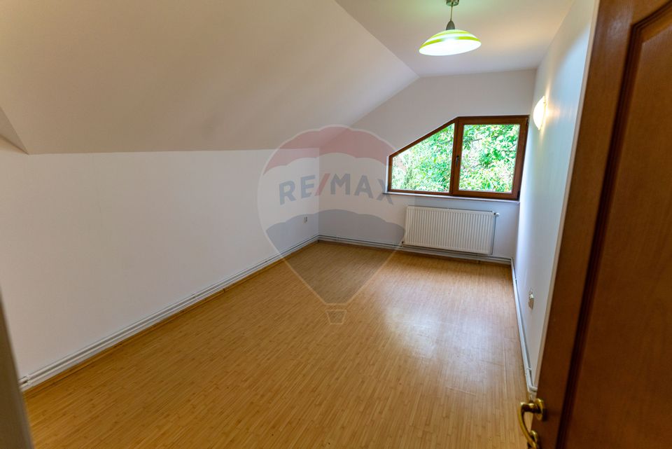 Vila /Pensiune 6 camere in Cristur, jud Hunedoara