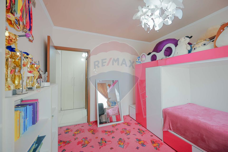 Apartament cu 3 camere de vânzare în zona Dacia