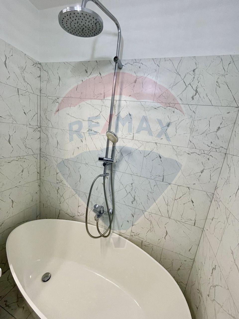 Apartament cu 2 camere de închiriat în zona Victoriei