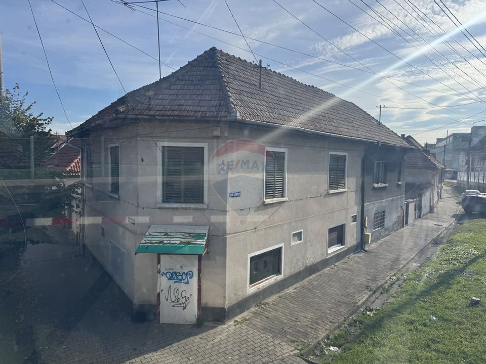 Casă cu 4 camere, situată în centrul orașului