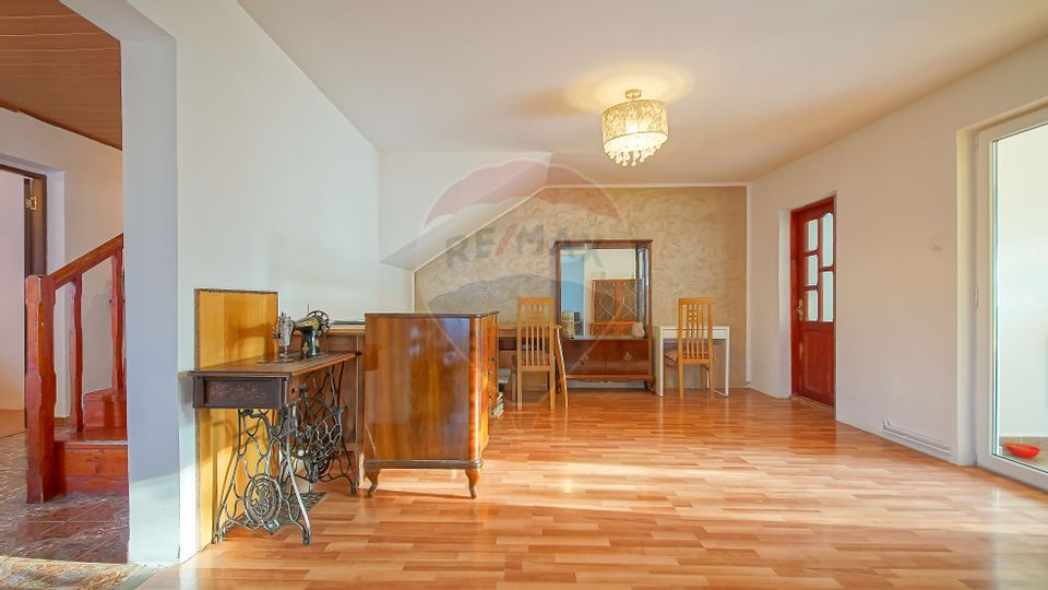 Casă cu 6 camere de vânzare în Râșnov, teren 1.100 mp, zona Glăjărie