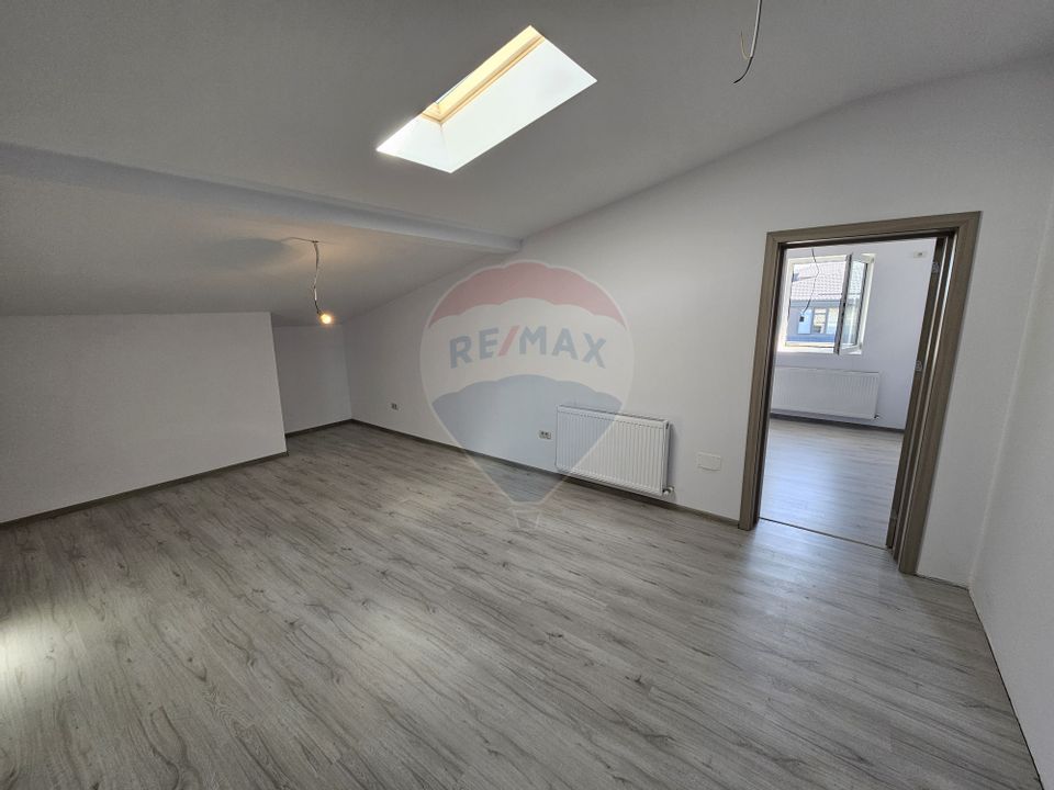 Apartament 4 camere 115.7 mp cu terasa , loc parcare si boxa demisol