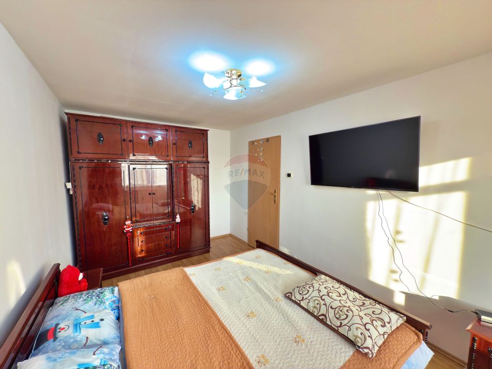 Apartament cu 3 camere de vânzare în zona Micalaca