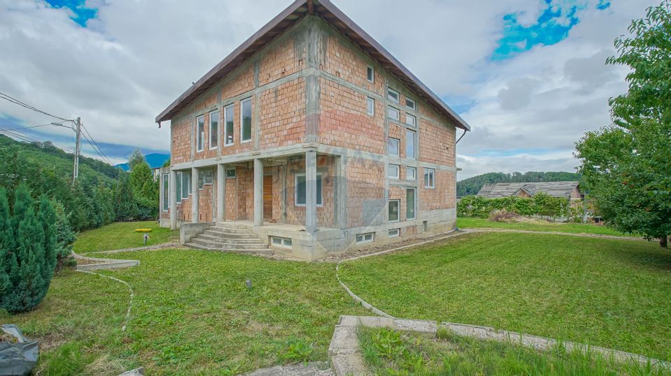 VÂNDUTĂ - Vila la rosu, cu 2000mp teren in Bunloc
