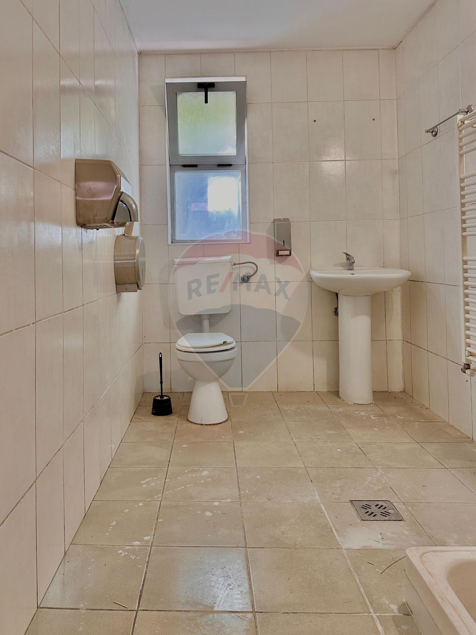 Hala de închiriat cu birouri în zona Micalaca