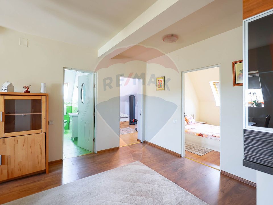 Apartament de vânzare cu 3 camere în zona Rogerius