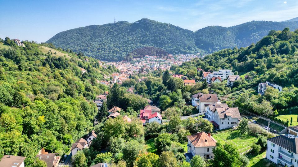 Property with impressive land of 1700sqm in Scheii Brașovului