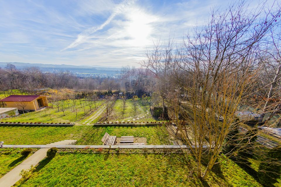 VILA CU TEREN GENEROS DE VANZARE/SCHIMB CU CASA