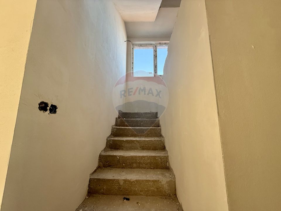 COMISION 0%-  Casă / Vilă cu 5 camere de vânzare semifinisata