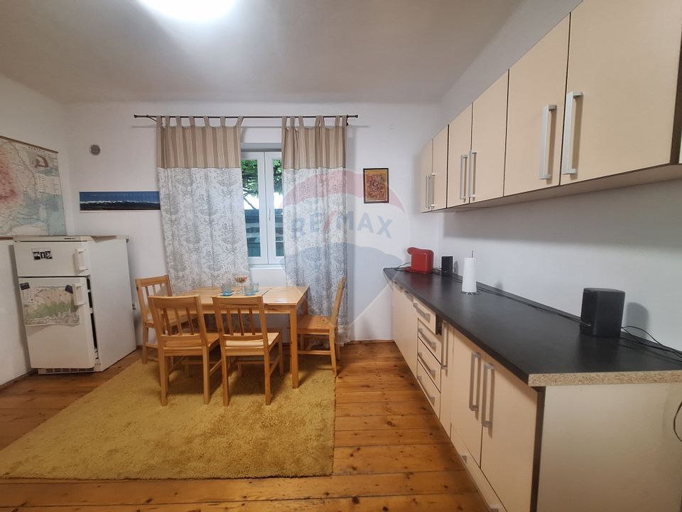 doua case de vanzare in aceeasi curte, în zona Sub Arini