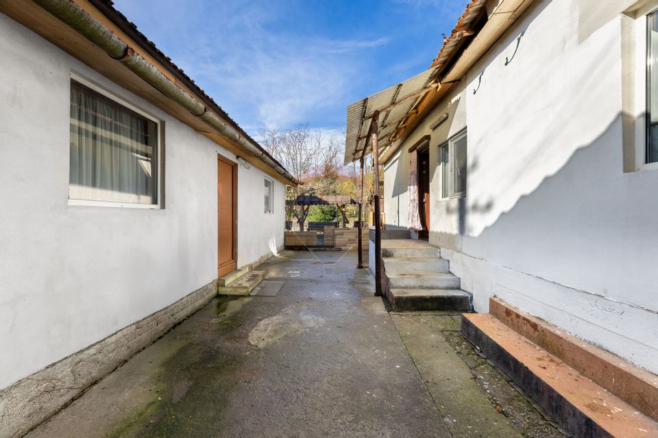 Casă cu 5 camere in Barzava