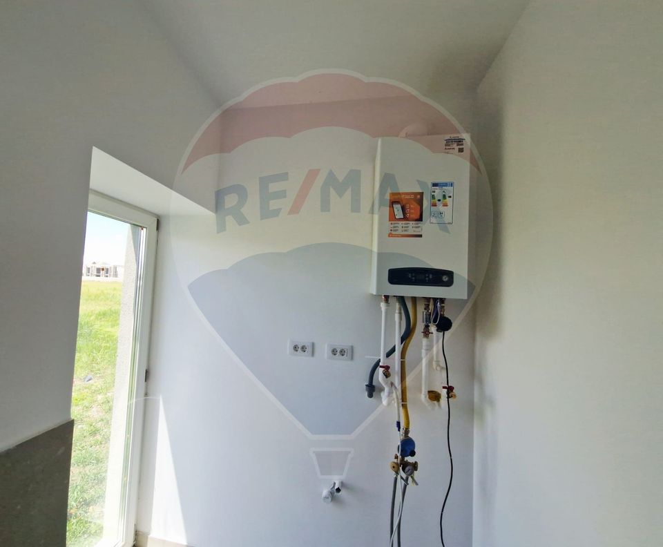 Casă / Vilă - 132,5 mp  , teren - 264 mp  / zona Cârcea