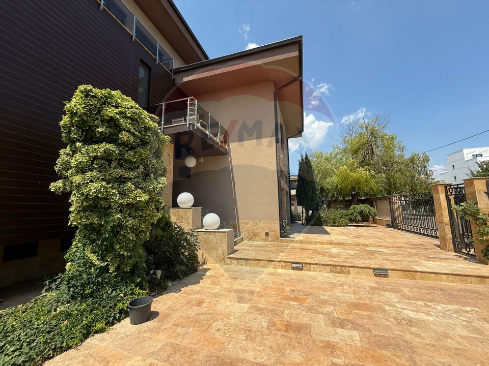 Vila cu piscina si teren 2350mp de vanzare in Mamaia Sat