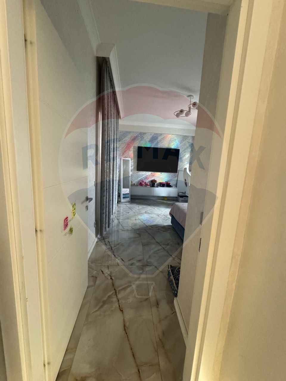 Apartament cu 4 camere de vânzare în zona Sarari