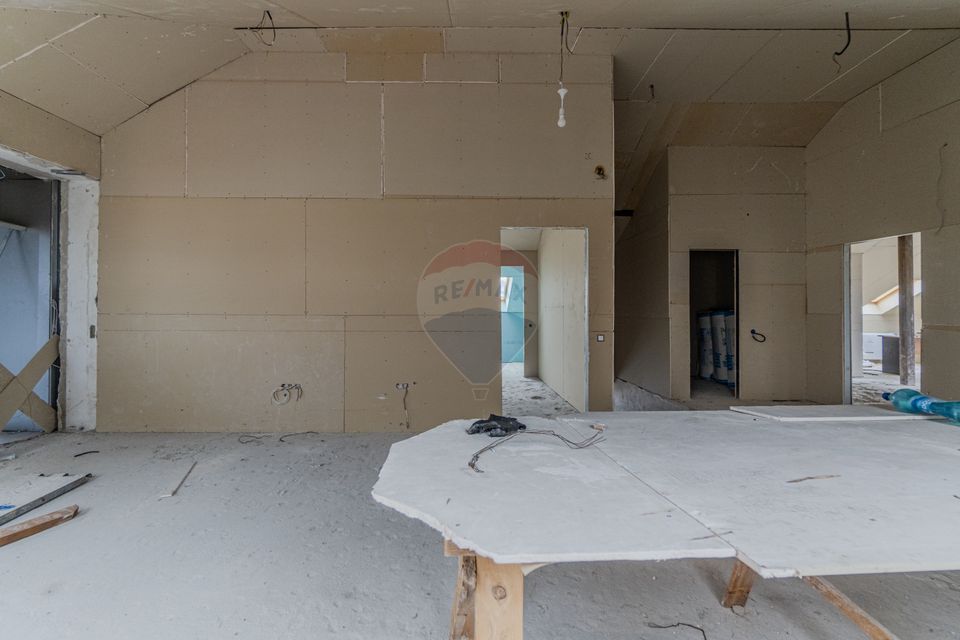 Cladire de 902 mp utili de vânzare, zona Grivitei - DN 13, COMISION 0