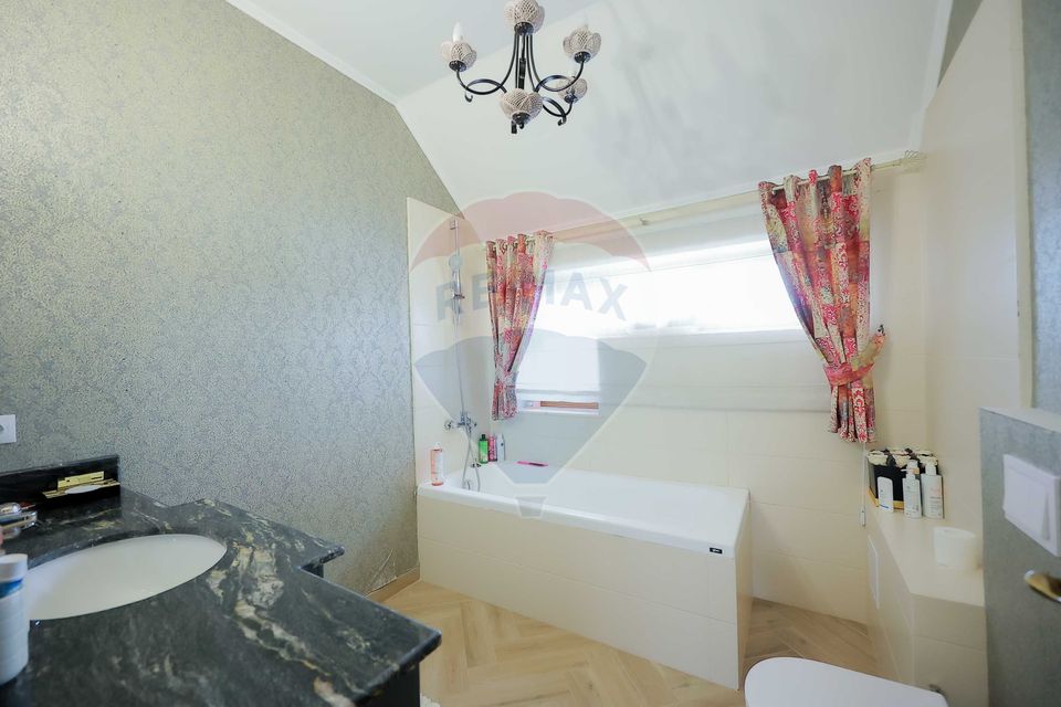 Casă de vânzare cu 4 camere în cartierul Beverly Hills, Sânmartin