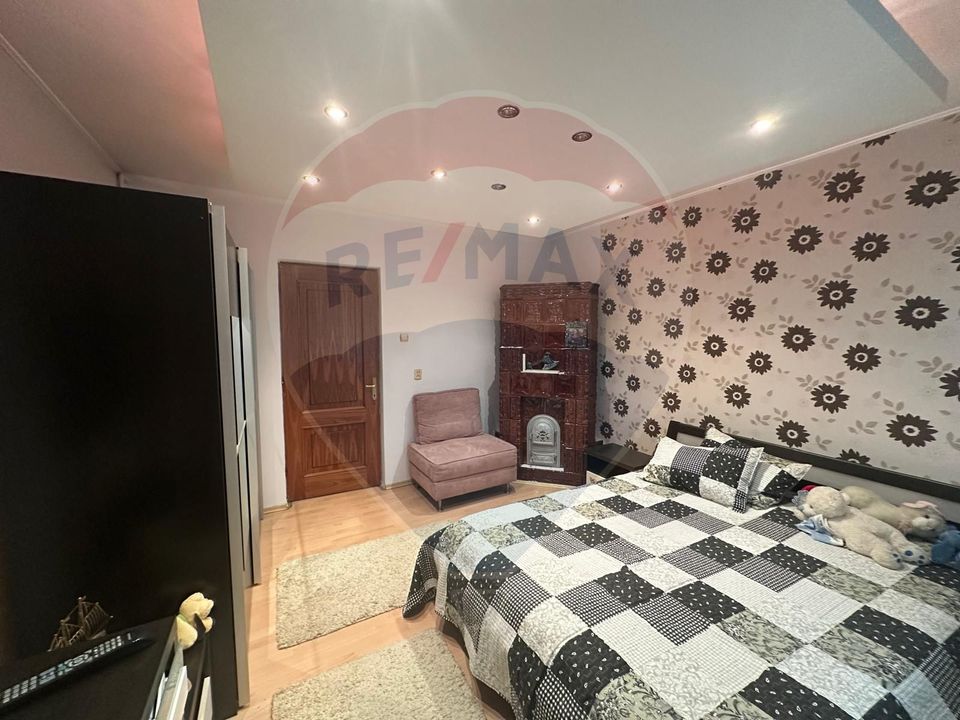 Casă spațioasă 6 camere, 2 băi, garaj spatios și terasă