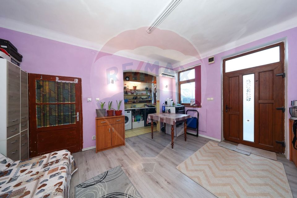 2 case cu curte proprie - locație centrala