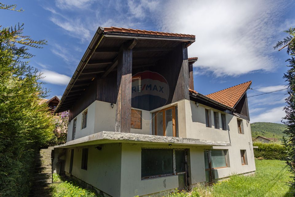 Casă / Vilă cu 8 camere / 7 bai de vânzare, Moieciu de Jos