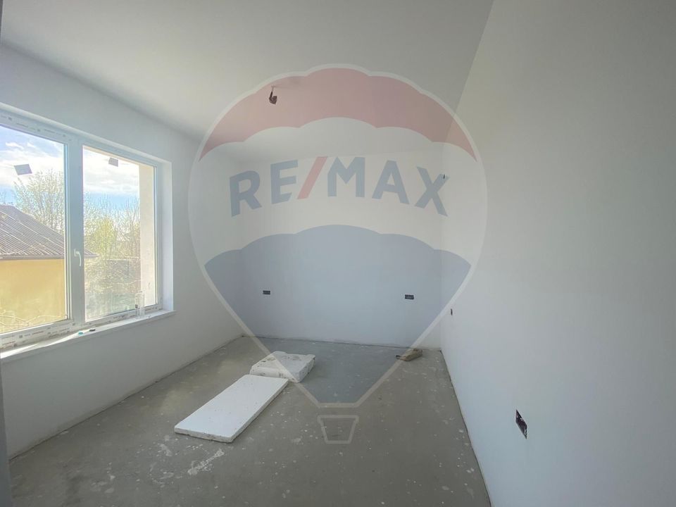 DE VANZARE Vilă cu 4 camere Otopeni