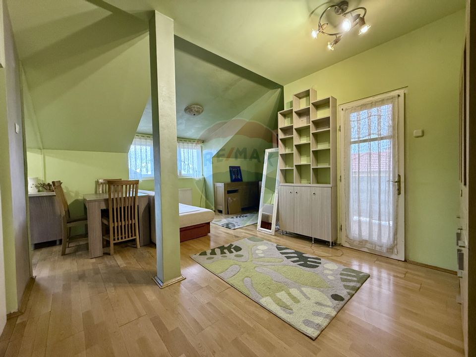 Apartament în vilă, Curte comună cu piscină – Andrei Mureșanu