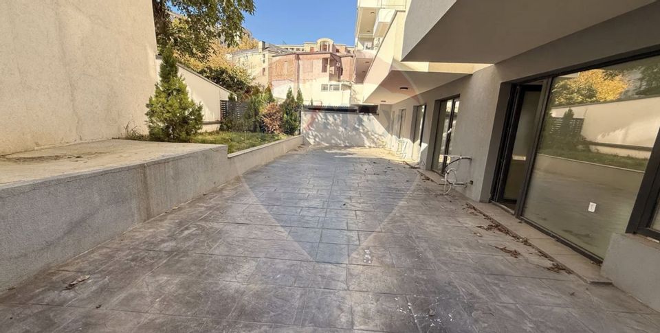 Vanzare Apartament 4 cu camere cu curte / loc parcare/ ultracentral