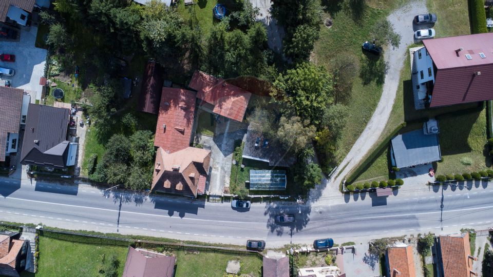 Doua Case de vanzare cu 5 camere + 3 camere,  stradal in Bran!