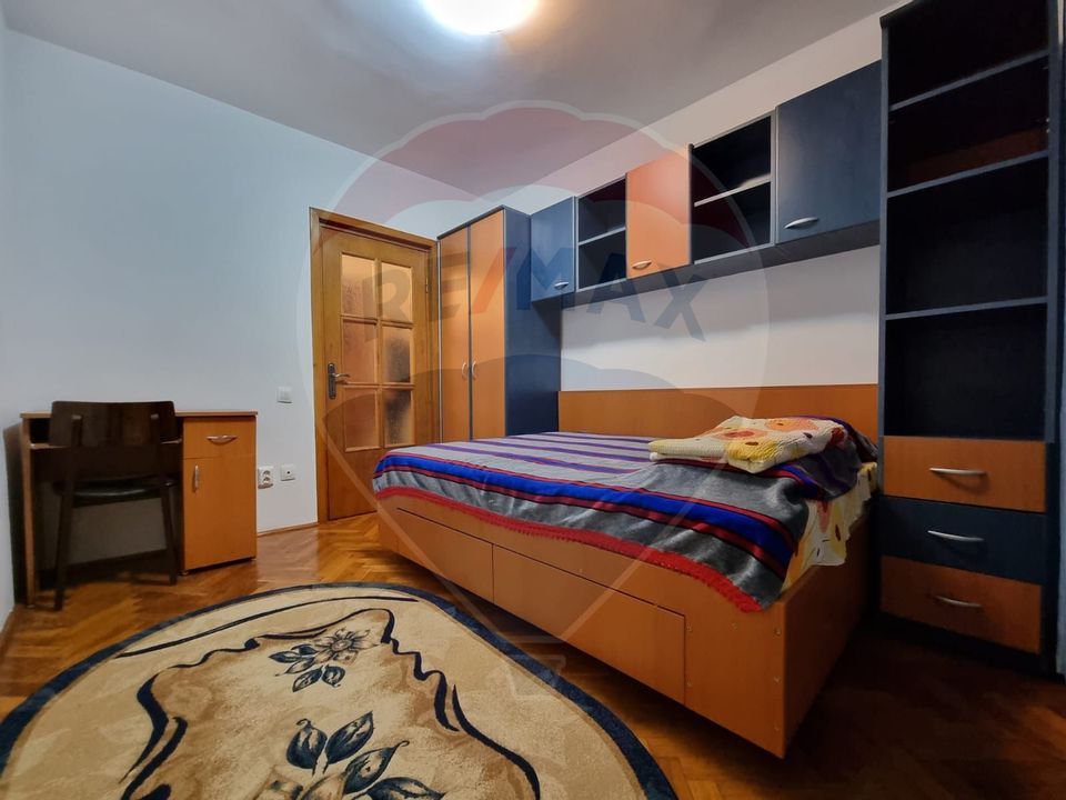 Apartament cu 3 camere de închiriat în zona Dacia