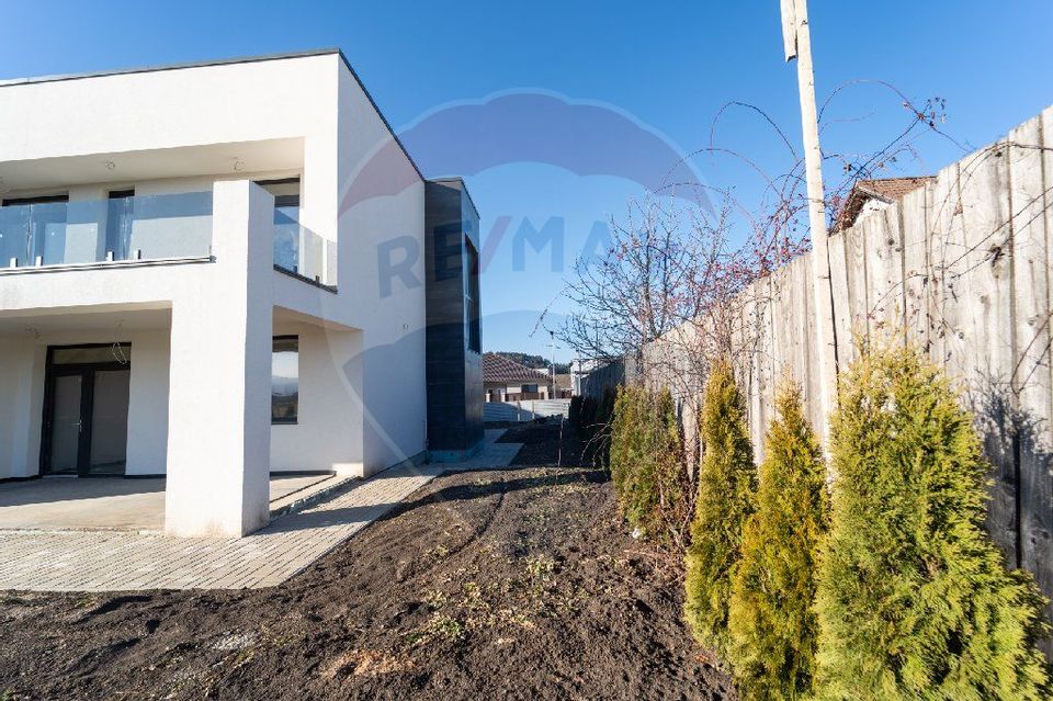 Casă Modernă de Vânzare în Sânpetru