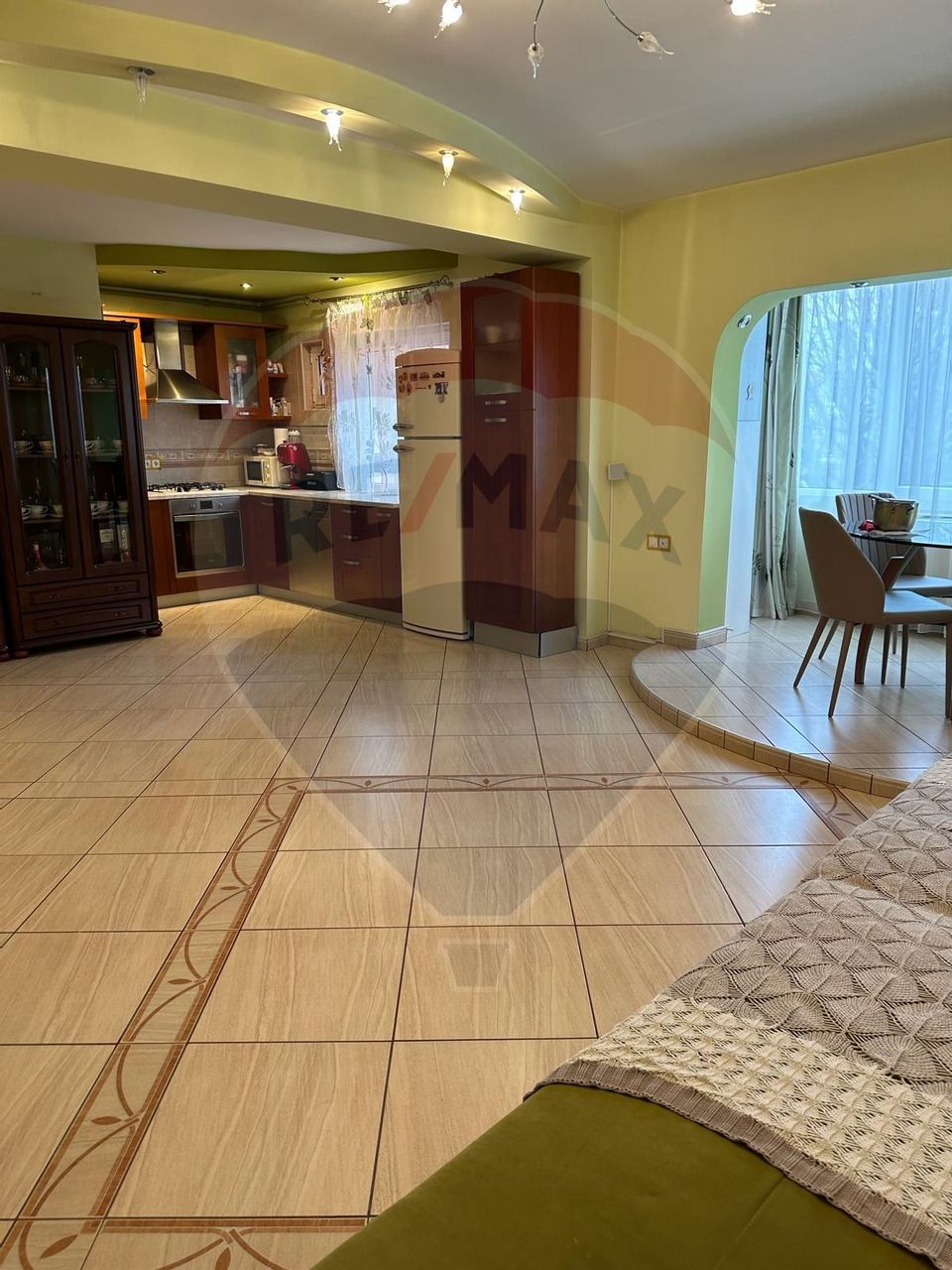 DE INCHIRIAT Apartament cu 4 camere în zona Scriitorilor