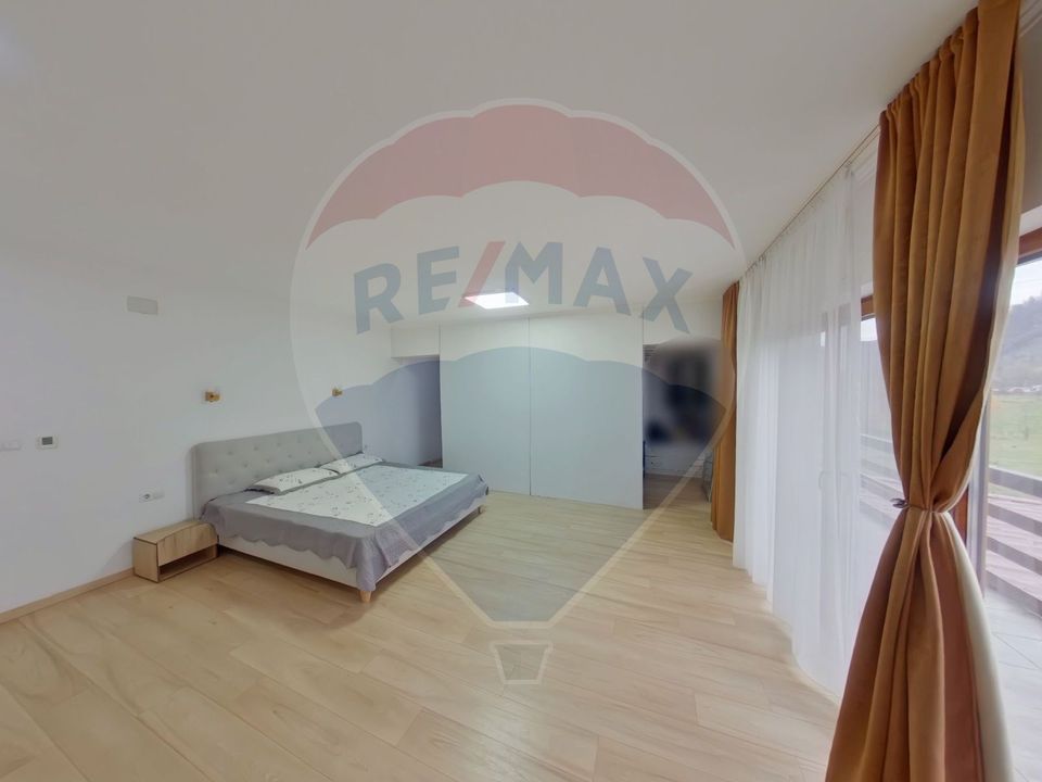 Casă / Vilă cu 6 camere de vânzare în zona Est