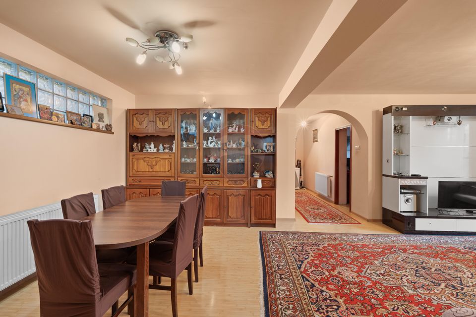 Casă / Vilă cu 6 camere de vânzare - Oraselul Copiilor