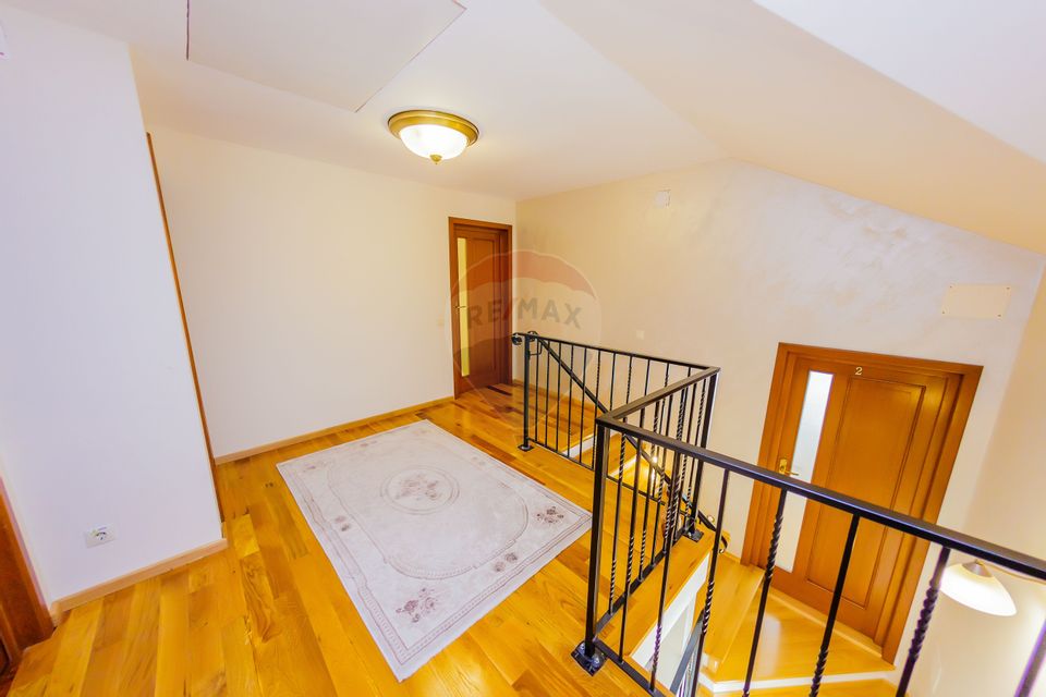 VILA DE VIS CU TEREN GENEROS, DE VANZARE