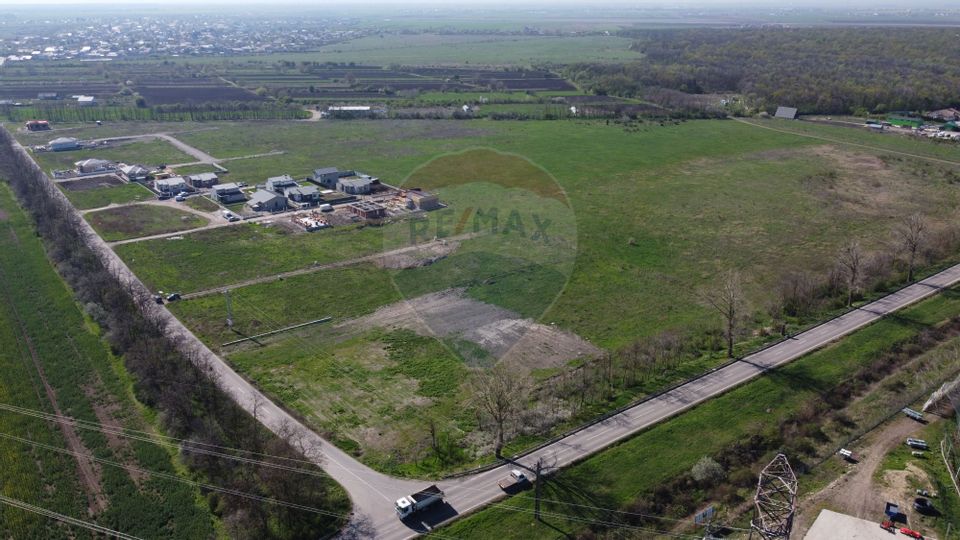 Teren Vanatori ( zona in plina dezvoltare )