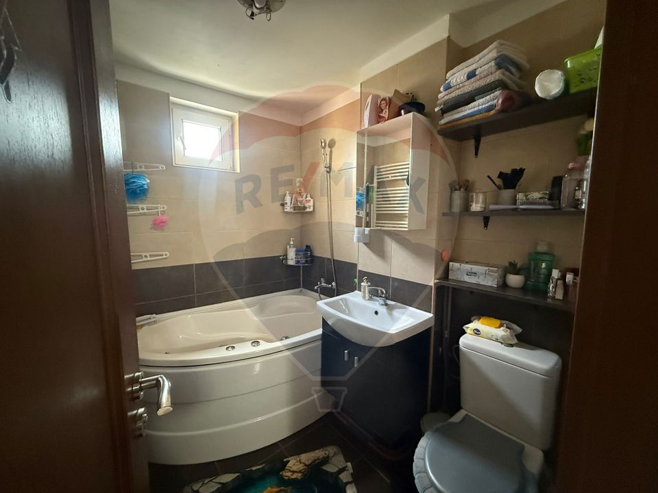 Apartament cu 3 camere de vânzare în zona Lapus